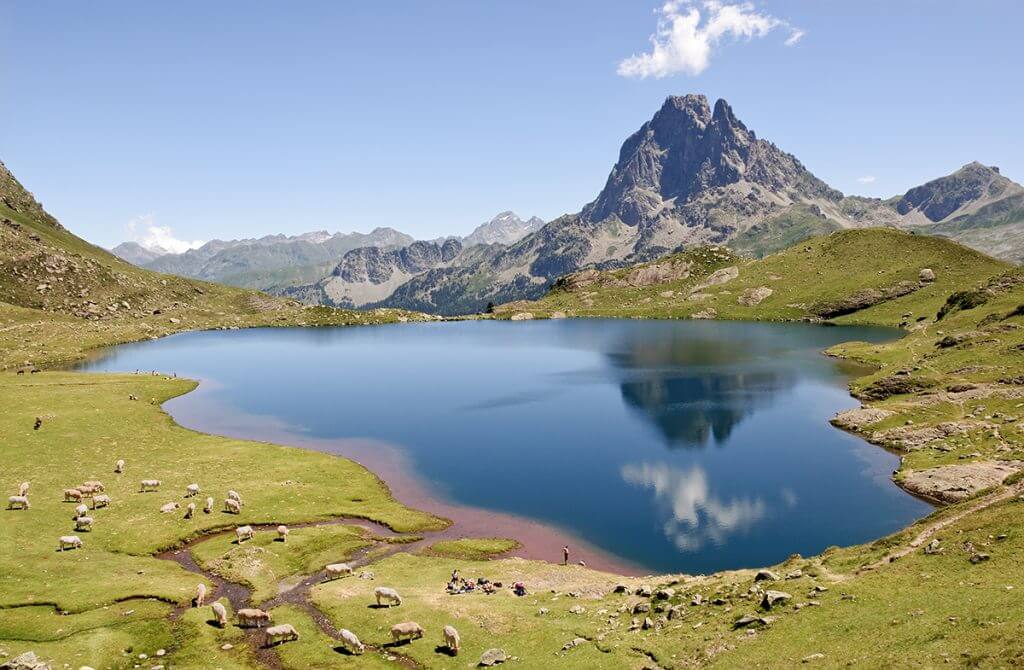 Le lac Gentau refletant le Pic du Midi d Ossau (Pyrenees-Atlantiques, France)